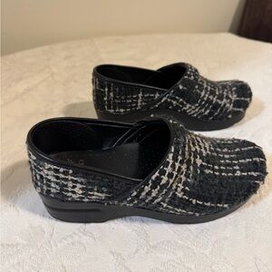 Dansko Textured‎ Knit Black and White Women's Dansko Shoes Sz 38